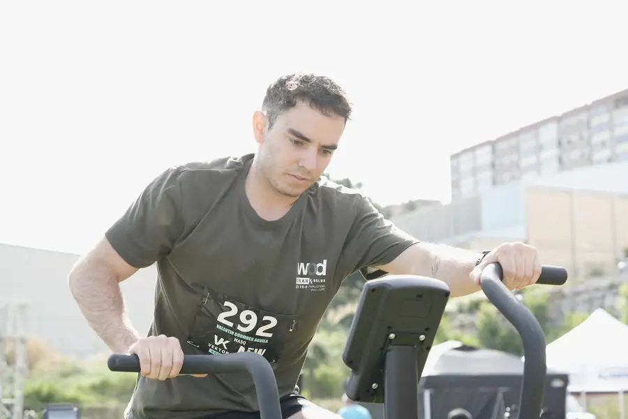Atleta en el Air Bike en Vektor Apex Barañáin 2026